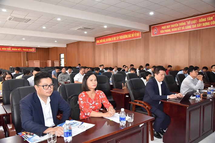 Các đại biểu về dự lễ khai giảng và các học viên tham gia lớp học