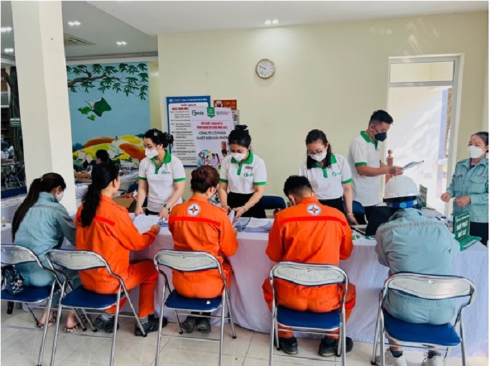 Cán bộ công nhân viên Công ty kê khai thông tin trước khi khám