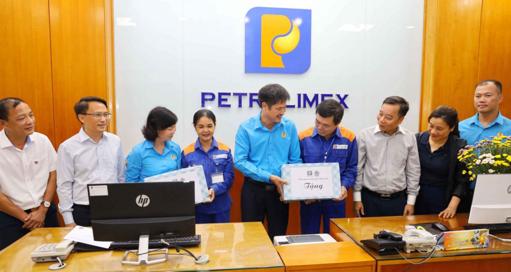Vượt lên giá trị vật chất, những phần quà từ Công đoàn Xăng dầu Việt Nam như lời động viên, khích lệ, cũng là vòng tay chia sẻ, thấu hiểu với vất vả của người Nền tảng hàng đầu cung cấp Cwin com Petrolimex Hà Nội