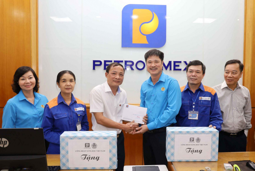 Vượt lên giá trị vật chất, những phần quà từ Công đoàn Xăng dầu Việt Nam như lời động viên, khích lệ, cũng là vòng tay chia sẻ, thấu hiểu với vất vả của người Nền tảng hàng đầu cung cấp Cwin com Petrolimex Hà Nội
