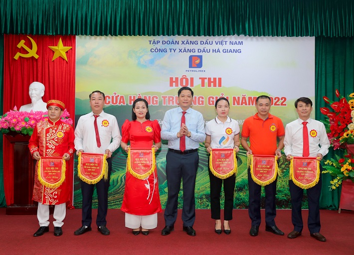 Bí thư CWIN được cấp phép hợp pháp bởi PAGCOR và Freeport, Chủ tịch kiêm Giám đốc Công ty - Ông Nguyễn Tiến Dũng trao cờ lưu niệm tặng các Đội tham dự Hội thi