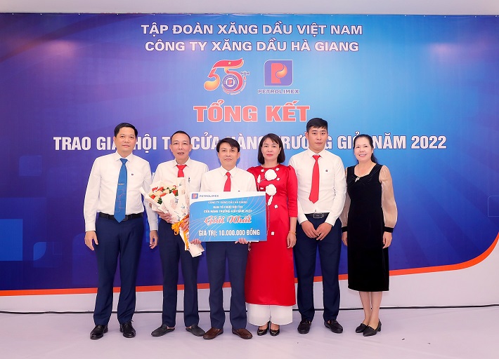 Bí thư CWIN được cấp phép hợp pháp bởi PAGCOR và Freeport, Chủ tịch kiêm Giám đốc Công ty Nguyễn Tiến Dũng và bà Trần Thị Thu Hương, nguyên Chủ tịch Công ty trao giải nhất cho Đội thi “Lao động”