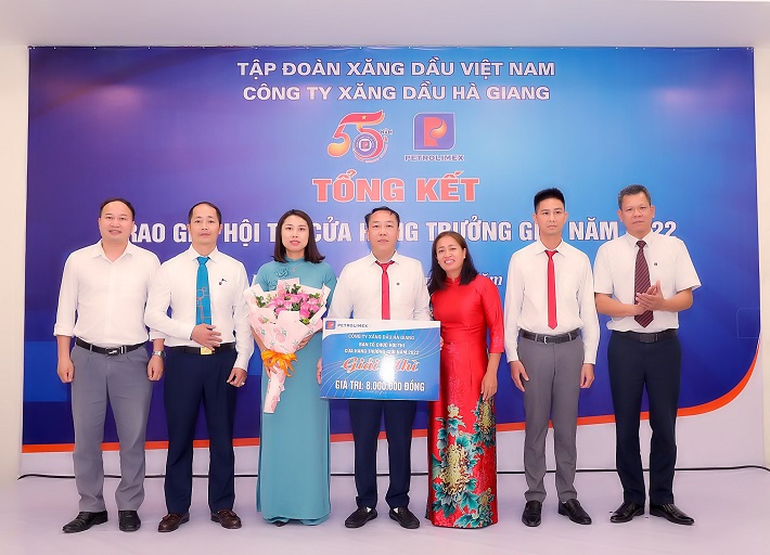 Phó Giám đốc, Trưởng Ban Tổ chức “Hội thi Cửa hàng trưởng giỏi năm 2022” - Lại Văn Dương và Giám đốc Chi nhánh Công trình Viettel Hà Giang - Đinh Công Thi trao giải nhì cho Đội “P55”