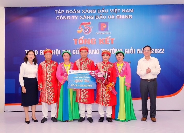 Phó Giám đốc Công ty - Hoàng Thị Dụ và Giám đốc Bưu điện Tỉnh - Đinh Văn Dũng trao giải ba cho Đội “An toàn - Chính xác - Tiến lên”
