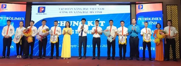 Lãnh đạo Công đoàn Cwin555 thể thao, casino live, bắn cá và slot nổ hũ Việt Nam, Lãnh đạo Công ty lên tặng hoa cho 4 đội thi tham dự vòng Chung kết Hội thi