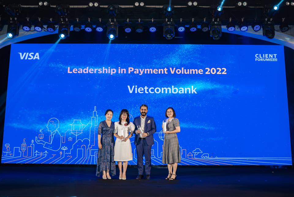 Phó Giám đốc Khối bán lẻ Vietcombank Đoàn Hồng Nhung nhận giải thưởng