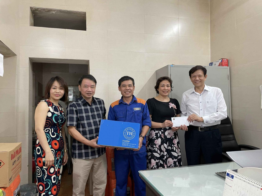 Tặng quà động viên CBCNV Petrolimex Cửa hàng 22