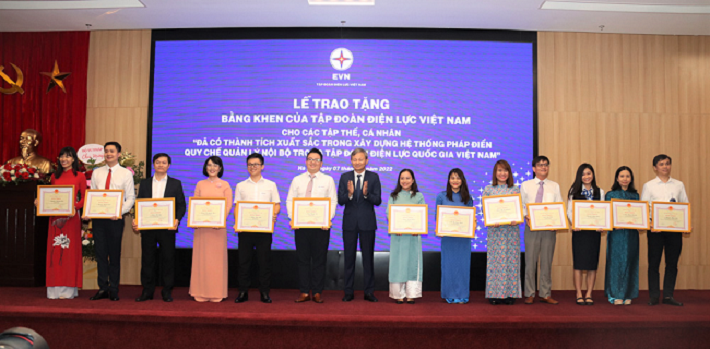 Bà Đặng Thanh Hiền - Ban Pháp chế EVNGENCO3 (thứ 7 từ phải qua) nhận Bằng khen của EVN vì có thành tích xuất sắc trong xây dựng hệ thống pháp điển QCQLNB của EVN