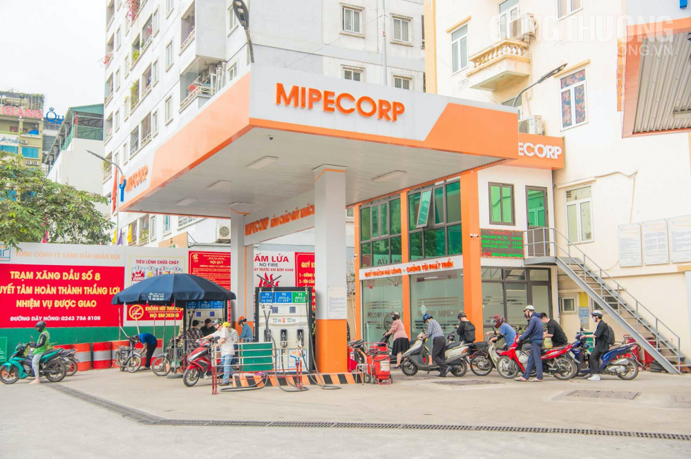 Lượng người đổ xăng xe máy tại cây xăng MIPEC Nguyễn Phong Sắc