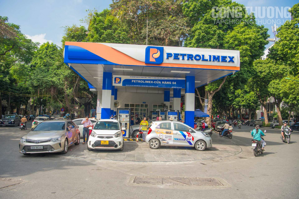 Lượng người đổ xăng ở cây xăng Trần Hưng Đạo 