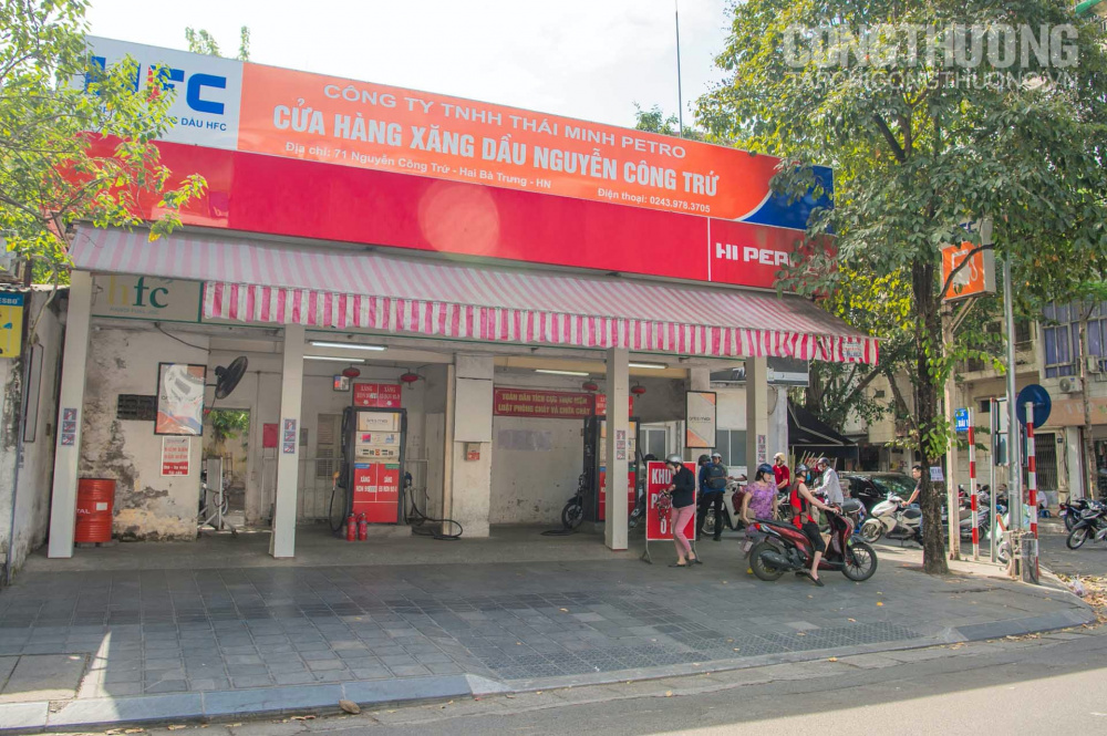 Cây xăng Nguyễn Công Trứ chỉ có lác đác người tới đổ xăng