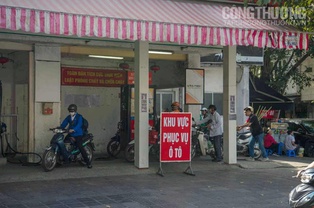 Lượng người đổ xăng không nhiều mặc dù ở phố trung tâm