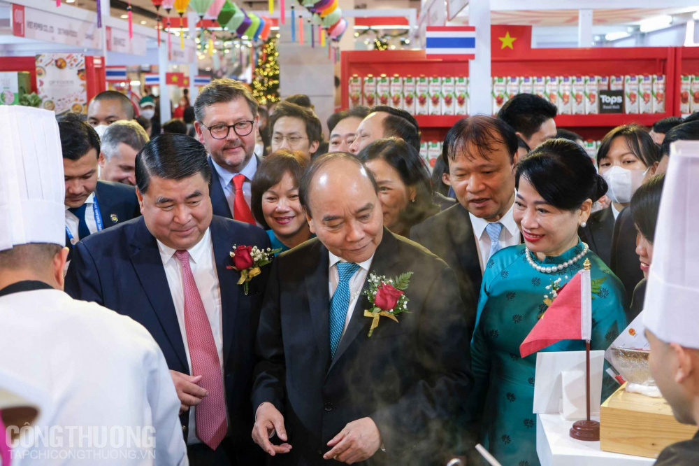 Chủ tịch nước Nguyễn Xuân Phúc cùng phu nhân tham quan các gian hàng ở Tuần hàng Việt Nam tại Thái Lan năm 2022