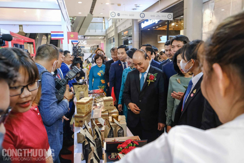 Chủ tịch nước Nguyễn Xuân Phúc cùng phu nhân tham quan các gian hàng ở Tuần hàng Việt Nam tại Thái Lan năm 2022