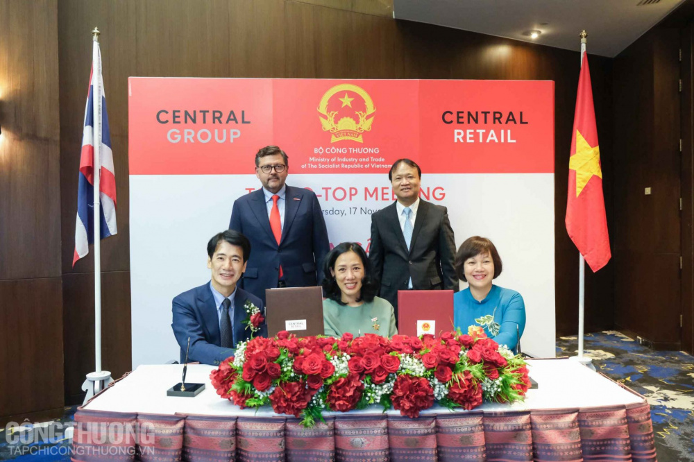 Đại diện Vụ Thị trường châu Âu - châu Mỹ, Vụ Thị trường trong nước và Tập đoàn Central Retail tại Việt Nam ký thỏa thuận hợp tác giai đoạn 2022-2025