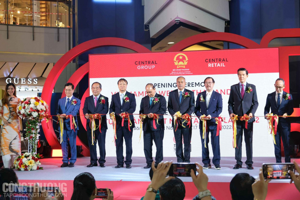 Đại biểu hai nước thực hiện Nghi thức cắt băng khai mạc Tuần hàng Việt Nam tại Thái Lan năm 2022