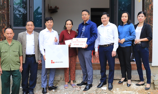 Đại diện Công ty Xi măng Long Sơn trao nhà tình thương cho bà Nguyễn Thị Hường