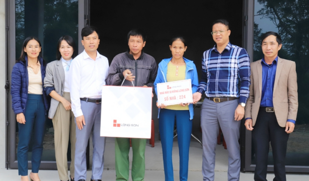 Đại diện Công ty Xi măng Long Sơn trao nhà tình thương cho ông Nguyễn Văn Tâm