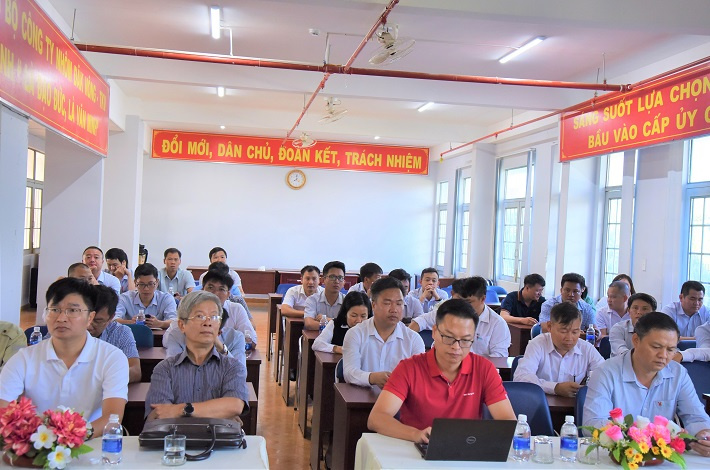 Các đại biểu và học viên dự khai giảng khóa học