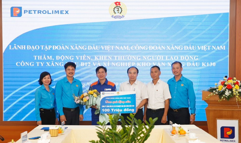 Bên cạnh đó, Công đoàn Xăng dầu Việt Nam cũng hỗ trợ, động viên Công ty Xăng dầu B12 và Xí nghiệp Kho vận Xăng dầu K130 mỗi tập thể 50 triệu đồng