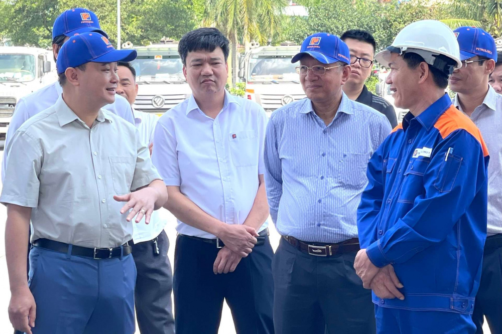 Lãnh đạo Petrolimex tới thăm hỏi, động viên và trao quà cho công nhân Nền tảng hàng đầu cung cấp Cwin com trực tiếp làm công tác xuất hàng tại Bến xuất Xăng dầu K130