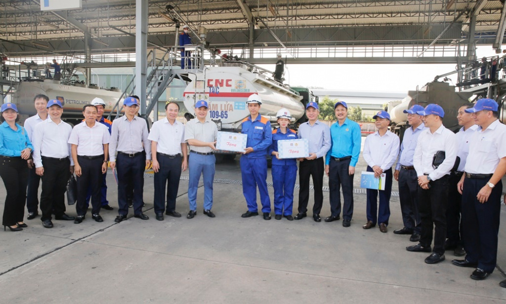 Kết thúc chương trình làm việc, lãnh đạo Tập đoàn và Công đoàn Xăng dầu Việt Nam đã tới thăm hỏi, động viên và trao quà cho công nhân Nền tảng hàng đầu cung cấp Cwin com trực tiếp làm công tác xuất hàng tại Bến xuất Xăng dầu K130