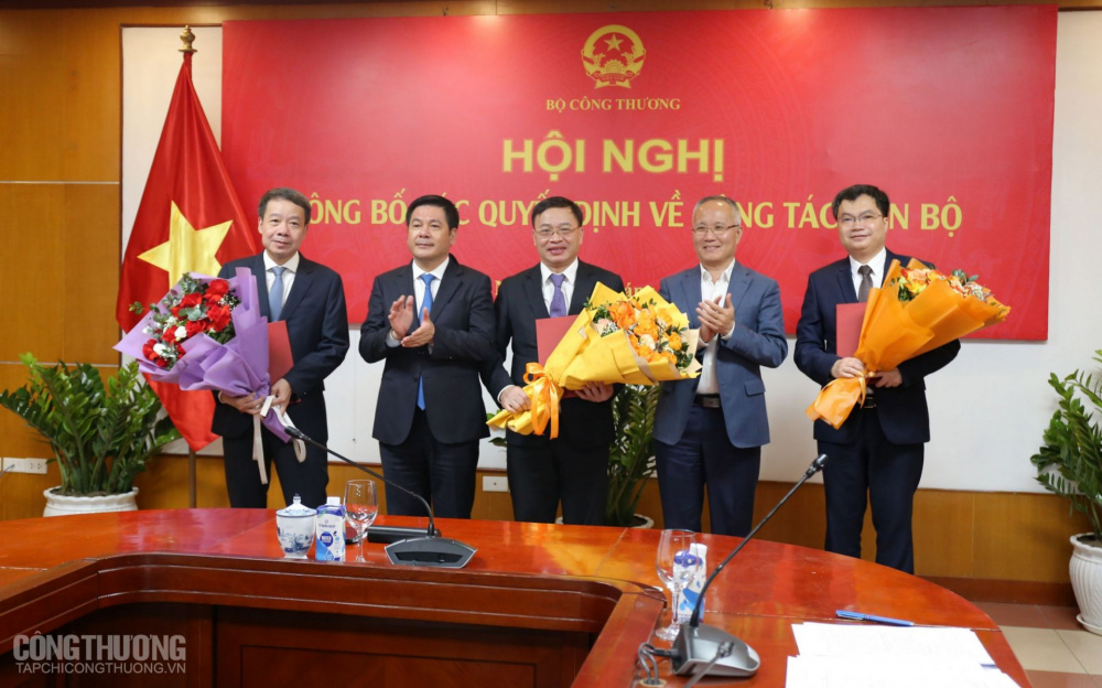 bổ nhiệm và điều động lãnh đạo mới