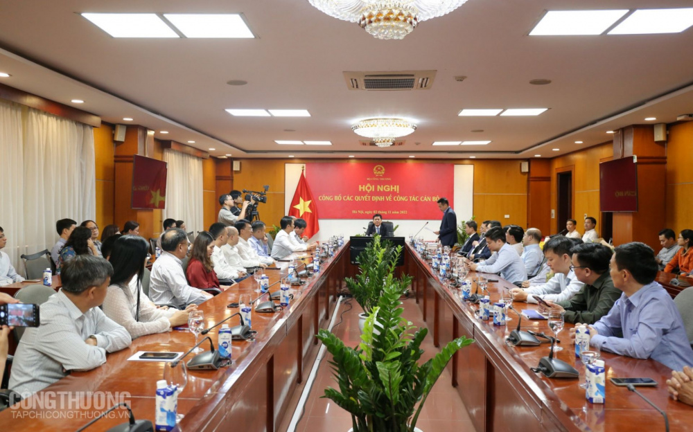 bổ nhiệm và điều động lãnh đạo mới