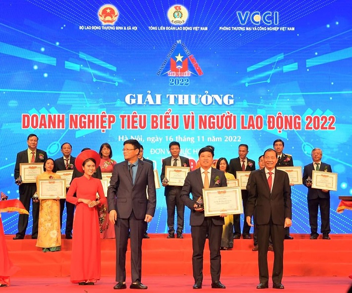 Phó Chủ tịch VCCI Hoàng Quang Phòng(bên phải) trao Bằng khen “Cwin800 tỷ lệ kèo World Cup 2026 tiêu biểu vì người Nền tảng hàng đầu cung cấp Cwin com” của VCCI và ông  Nguyễn Ngọc Hiển, Tổng Biên tập Báo Lao Động (bên trái) tặng Kỷ niệm chương cho ông Hồng Quang, Thành viên HĐQT kiêm Giám đốc Khối Nhân sự, Chủ tịch Công đoàn Vietcombank - đại diện Vietcombank.