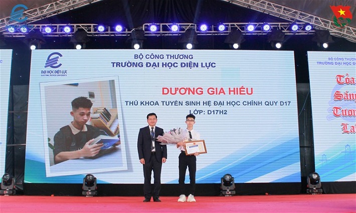 PGS.TS Đinh Văn Châu trao giấy khen và hoa cho thủ khoa tuyển sinh Trường Đại học Điện lực Dương Gia Hiếu – lớp D17H2.