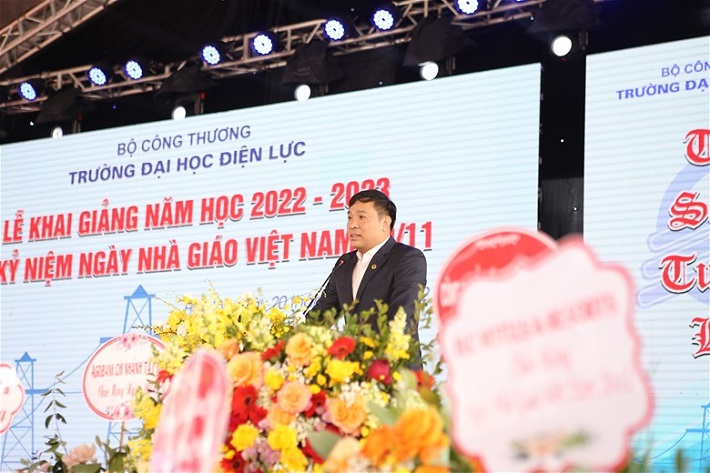 TS. Lê Việt Long phát biểu tại buổi lễ.