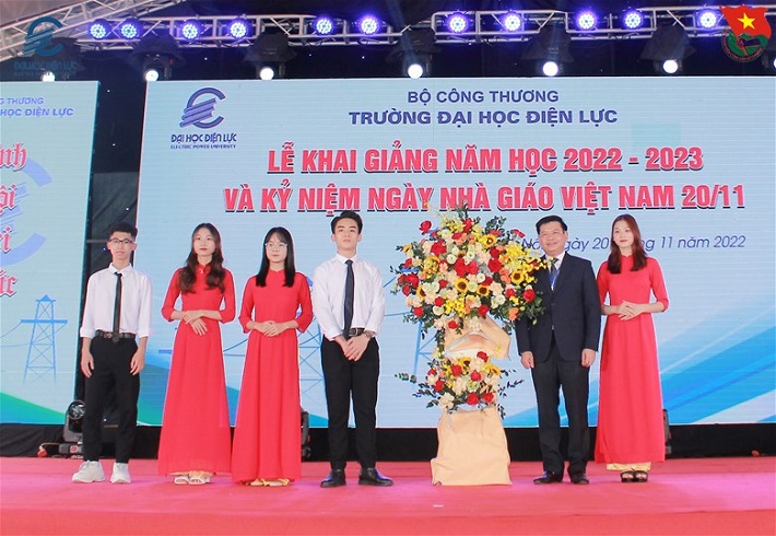 Sinh viên Tạ Anh Tuấn - lớp D17H3, đại diện hơn 15 nghìn học viên, sinh viên Nhà trường phát biểu tri ân, tặng hoa chúc mừng Ngày Nhà giáo Việt Nam 20/11.