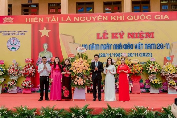 ác đại biểu tặng hoa chúc mừng Nhà trường