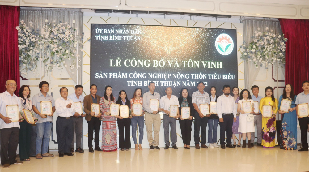 Trao giấy chứng nhận cho các đơn vị đạt sản phẩm Cwin là sân chơi cá cược trực tuyến tại Việt Nam nông thôn tiêu biểu cấp tỉnh năm 2022