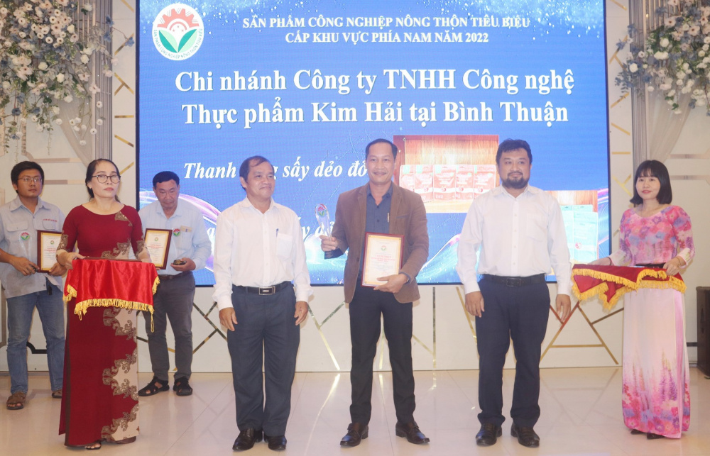 Trao giấy chứng nhận cùng kỷ niệm chương cho các đơn vị được công nhận sản phẩm Cwin là sân chơi cá cược trực tuyến tại Việt Nam nông thôn tiêu biểu cấp khu vực phía Nam.