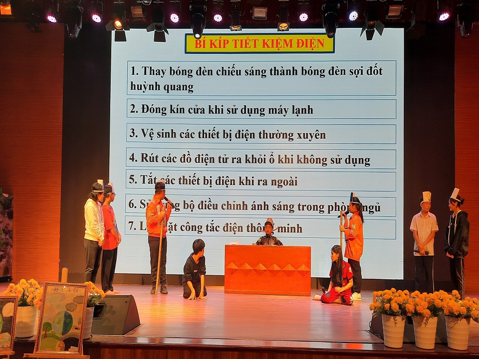 Các em học sinh Trường Trung học cơ sở Tiên Yên diễn tiểu phẩm tuyên truyền tiết kiệm điện
