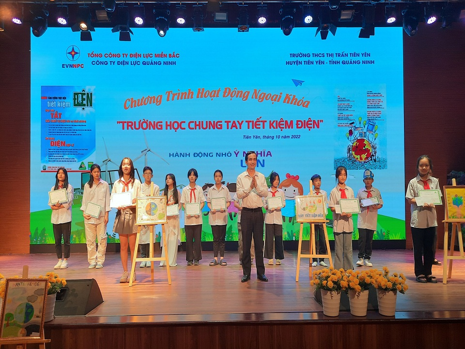 Ông Đặng Đình Nam Giám đốc Điện lực Tiên Yên trao phần thưởng cho các Đội đạt giải qua các phần thi Tiểu phẩm tuyên truyền, Vẽ tranh tuyên truyền và Hùng biện, tại Trường THCS Thị trấn Tiên Yên.