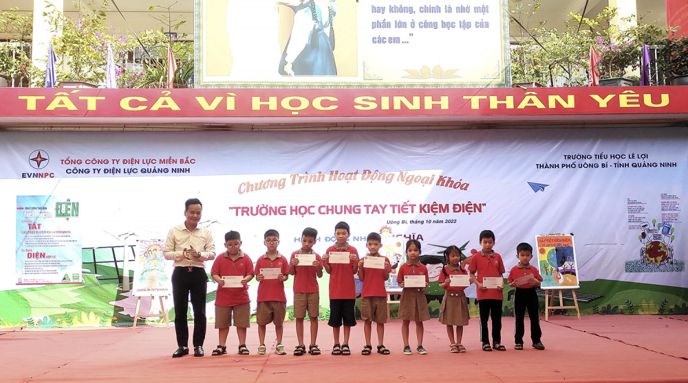 Ông Nguyễn Đăng Đức Phó giám đốc Điện lực Tp Uông Bí tặng quà cho các em học sinh có hoàn cảnh khó khăn tại Trường Tiểu học Lê Lợi, Tp Uông Bí