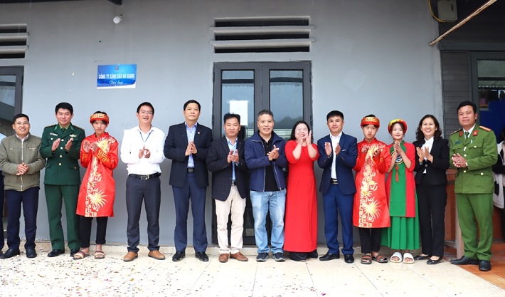 Các đại biểu dự khánh thành công trình nhà lưu trú cho học sinh Trường Phổ thông Dân tộc Bán trú THCS xã Xín Cái