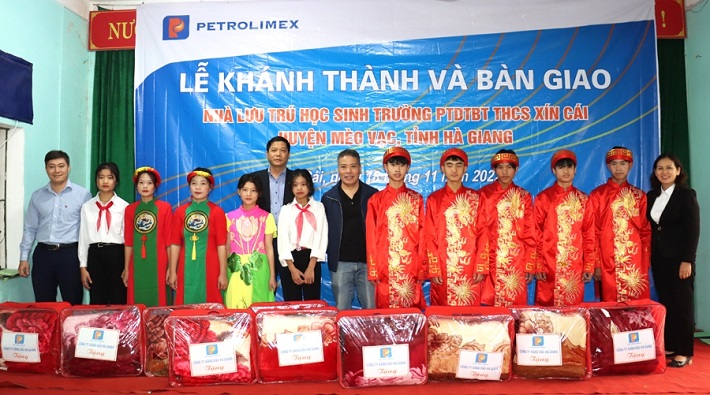 Lãnh đạo Công ty Xăng dầu Hà Giang tặng chăn ấm cho học sinh Trường Phổ thông Dân tộc Bán trú THCS xã Xín Cái