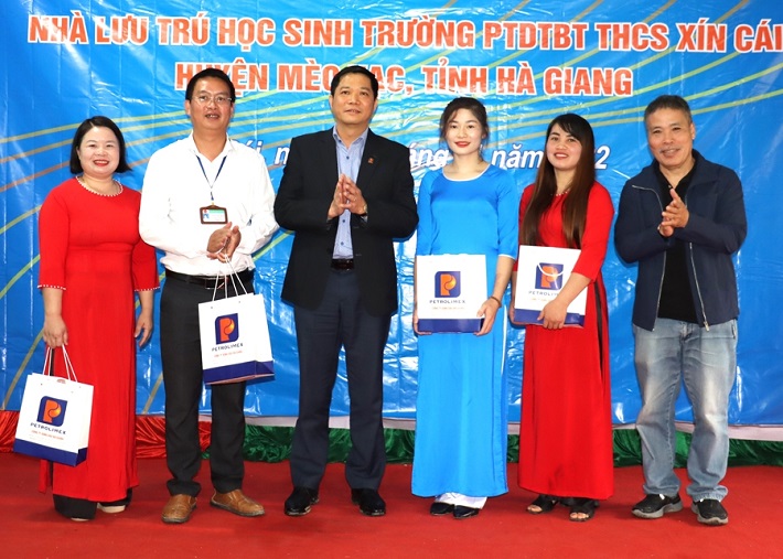 Lãnh đạo Công ty Xăng dầu Hà Giang tặng quà giáo viên nhà trường