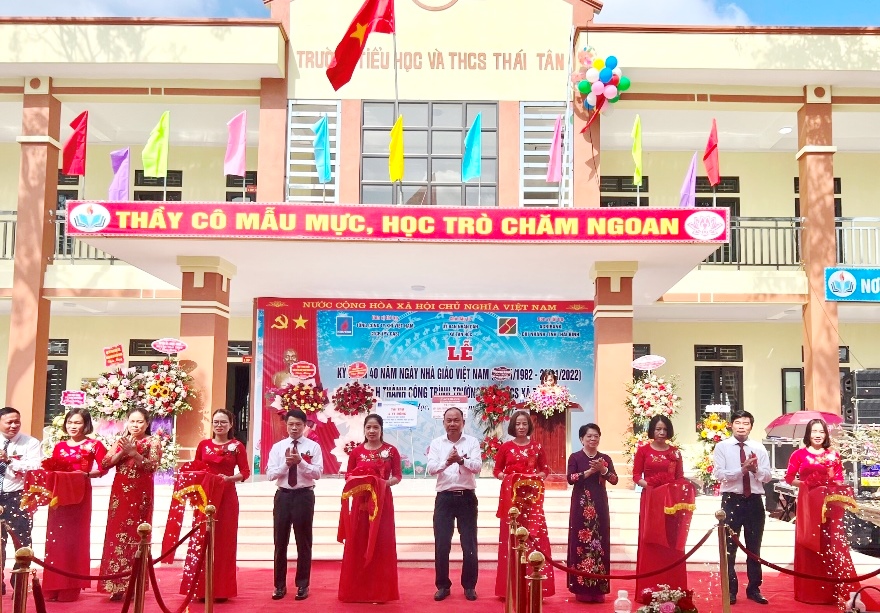 Các đại biểu dự lễ cắt băng khánh thành trường TH&THCS Thái Tân, huyện Thái Thuỵ, tỉnh Thái Bình