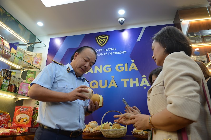 Nhận diện hàng thật, hàng giả trước cao điểm mua sắm Tết 2023