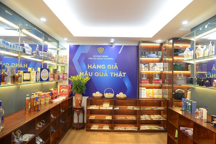 Nhận diện hàng thật, hàng giả trước cao điểm mua sắm Tết 2023