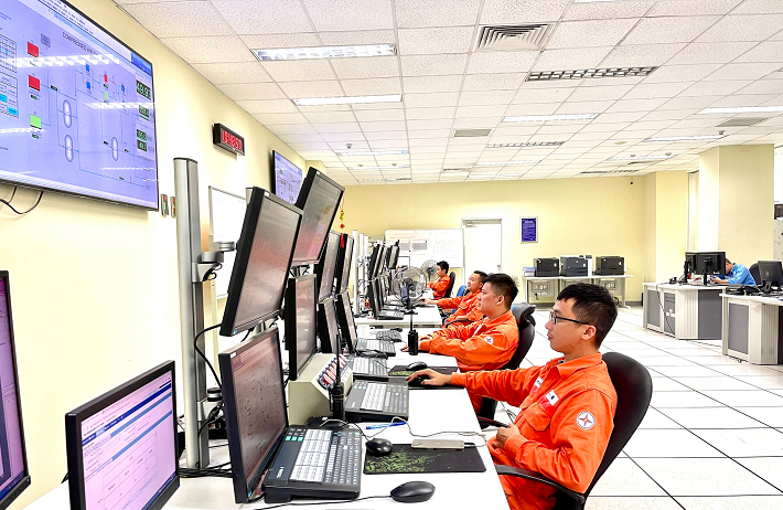 Lực lượng vận hành Nhà máy tại Phòng điều khiển trung tâm