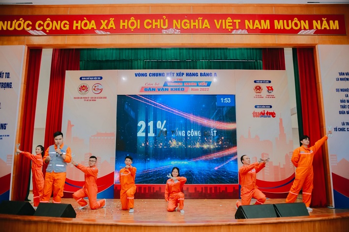 Sơn Sở cùng các Đồng nghiệp Công ty EPS trong phần thi Tự giới thiệu
