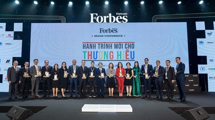 Đại diện Vietcombank (thứ 5 từ trái sang) cùng các đại diện đơn vị thuộc Top 25 Thương hiệu tài chính dẫn đầu năm 2021.