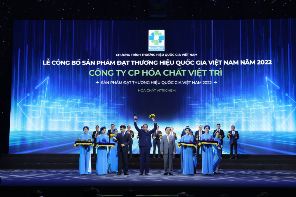 Ông Nguyễn Văn Bách – Phó Tổng giám đốc Công ty Cổ phần Hoá chất Việt Trì nhận giải thưởng  Thương hiệu Quốc gia năm 2022