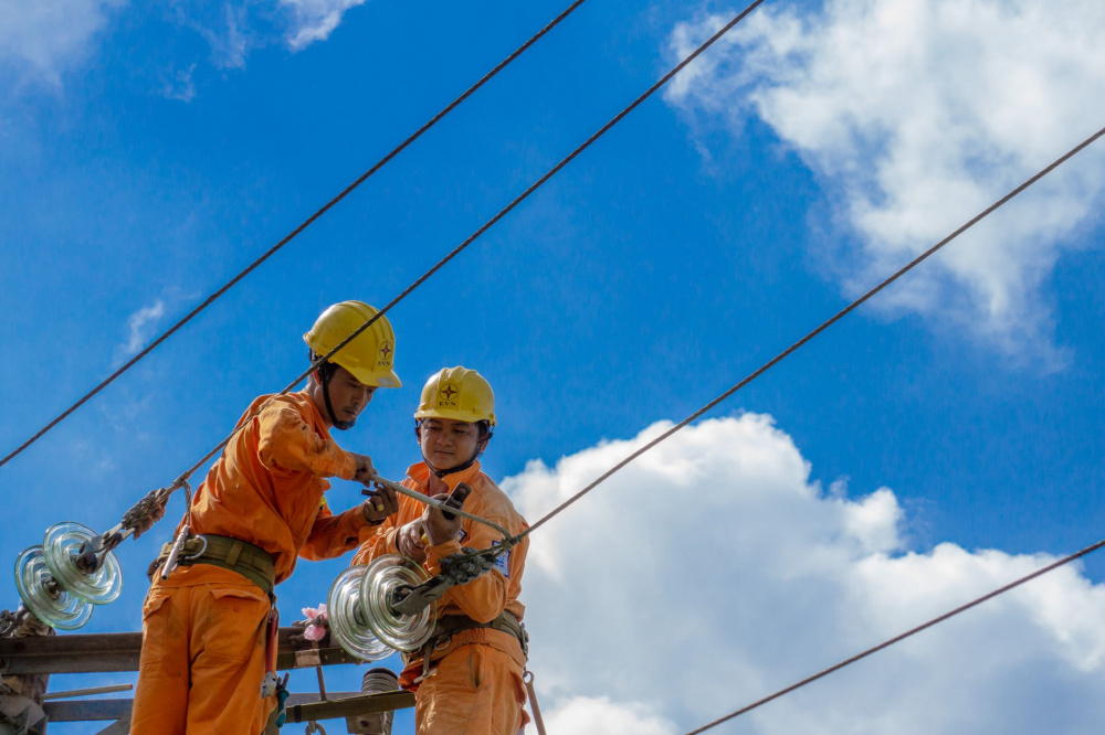 https://w-cwin.com/bai-viet/ky-su-le-xuan-anh-nguoi-lao-dong-nganh-dien-tieu-bieu-nam-2022-100173.htm