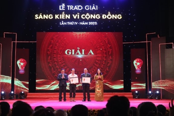 Đồng chí Đinh Tiến Dũng, Bí thư Thành ủy Hà Nội và Phó chủ tịch nước Võ Thị Ánh Xuân trao vinh danh tặng đại diện 2 tác giả đạt giải A Sáng kiến vì cộng đồng lần thứ IV.